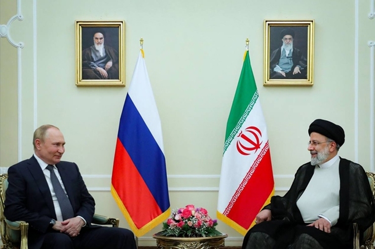 ولادیمیر پوتین پس از ورود به تهران با آیت‌الله رئیسی دیدار و پس از آن روسای جمهور ایران و روسیه عازم دیدار با حضرت آیت الله خامنه ای شدند.