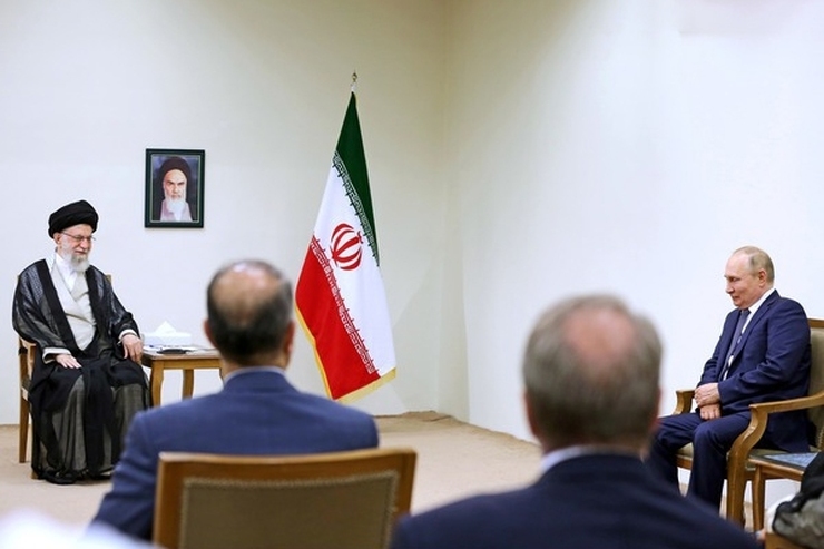 ولادیمیر پوتین رئیس جمهور روسیه عصر امروز سه‌شنبه (۲۸ تیر) با حضرت آیت‌الله خامنه‌ای رهبر معظم انقلاب اسلامی دیدار کرد.