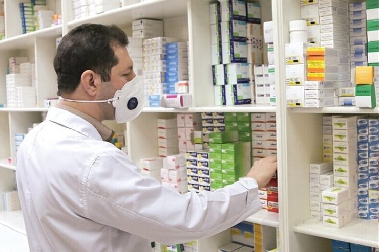 رییس سندیکای صاحبان صنایع داروهای انسانی ایران با اشاره به تاثیرات اجرای طرح «دارویاری» در حوزه تولید، قیمت و وضعیت کمبودهای دارویی، گفت: در صورت ادامه سیاست تخصیص ارز دولتی به دارو، نتیجه آن تعطیلی صنایع دارویی کشور بود، اما با اجرای طرح دارویاری، همه اجزاء تولید دارو برای داروهای تولید داخلی، ارز نیمایی گرفته همچنین ظرف یک تا دو ماه آینده کمبودهای دارویی مربوط به بخش تولید داخلی به حداقل می‌رسد.