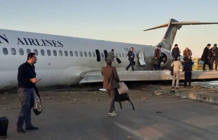 کارمندان یک فرودگاه تمرین کردند تا در مواجهه با شرایط خطرناک و فرودهای اضطراری چگونه عمل کنند.