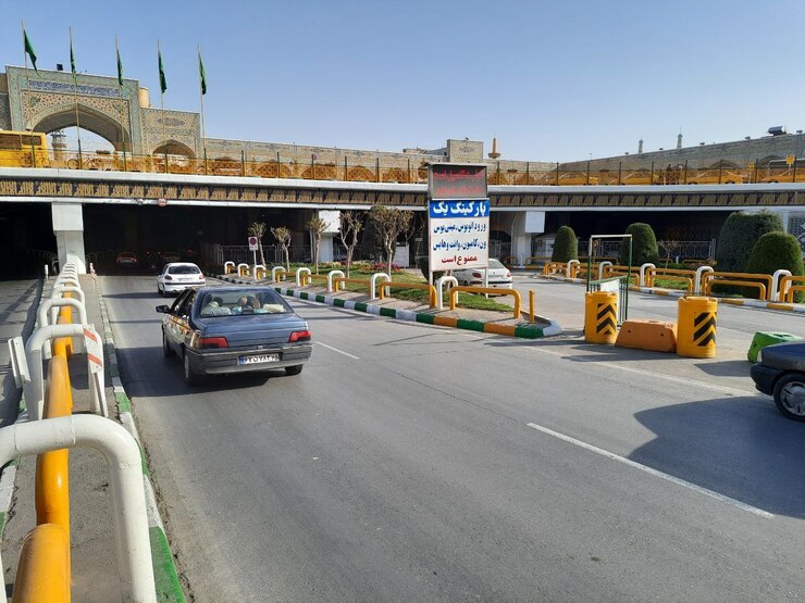 با هدف تسهیل زیارت زائران حضرت رضا(ع) و ارائه خدمات بیشتر در حوزه حمل و نقل، سه پارکینگ زیرگذر حرم مطهر رضوی به طور اختصاصی برای استفاده زائران در نظر گرفته شد.