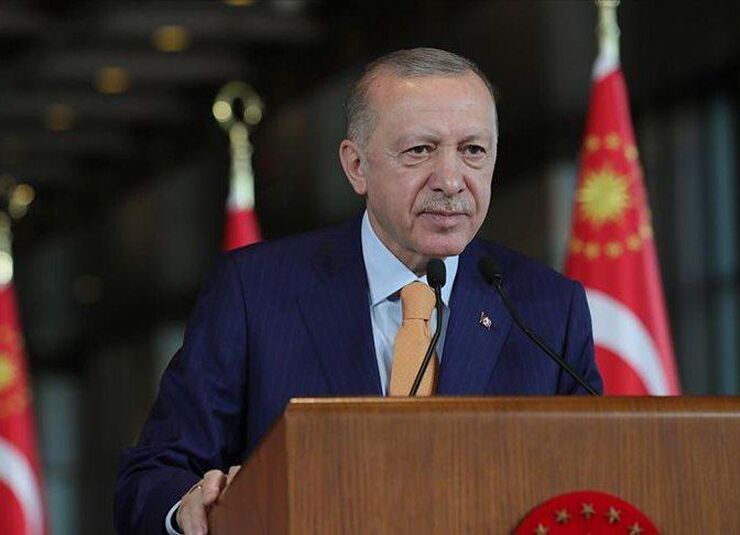 رئیس جمهور ترکیه با بیان اینکه عناصر تروریستی پ ک ک/ پ ی د در شمال سوریه از طرف آمریکا تامین تسلیحاتی می‌شوند، گفت: آمریکا باید از شرق فرات خارج شود.