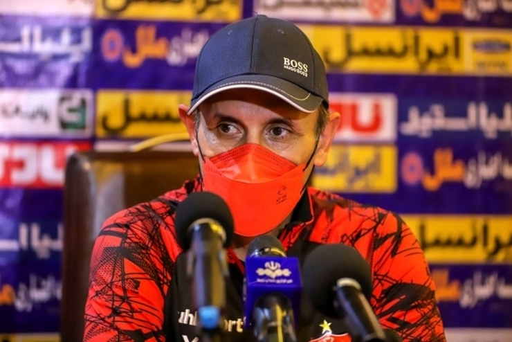 سرمربی پرسپولیس صحبت عجیبی درباره روند باشگاهش در نقل و انتقالات انجام داد.
