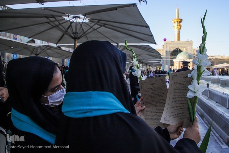 جشن فارغ‌التحصیلی ۷۰۰ نفر از دانشجویان پزشکی سراسر کشور با حضور بهرام عین‌اللهی، وزیر بهداشت، درمان و آموزش پزشکی، شامگاه، ۲۹ تیرماه ۱۴۰۱، در صحن جمهوری اسلامی حرم مطهر رضوی برگزار شد.