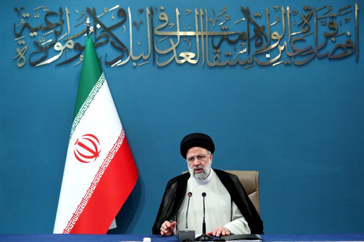 رئیس جمهور ستاد مرکزی مبارزه با قاچاق کالا را قرارگاهی فرا دستگاهی برای رصد، هماهنگی، هشدار و پیگیری در حوزه مبارزه با قاچاق کالا خواند و گفت: قاچاق و واردات بی‌رویه، خنجری به قلب تولید و اشتغال کشورند.