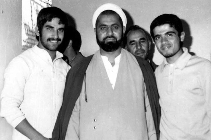 در «کتاب کافی» شیخ‌احمد کافی‌ضیافتی یک پدیده نامیده شده است؛ چه به‌عنوان یک روضه‌خوان و چه به‌عنوان یک روحانی. مظاهری می‌نویسد کافی یک «آخوند مردمی» بود، روحانی که زندگی‌اش در مثلث «مدرسه، منزل، مسجد» محدود نمی‌شد ...