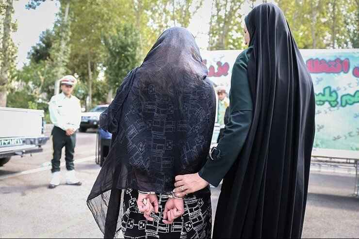 چند دختر نوجوان که در یکی از پارک‌های بوشهر با قمه به جان هم افتاده بودند توسط پلیس دستگیر شدند.