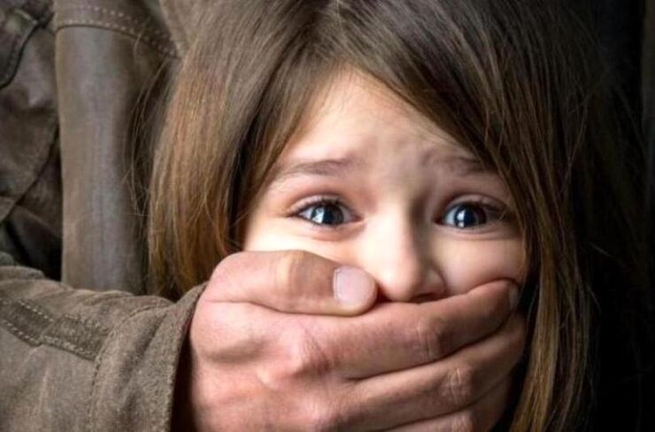 در پی انتشار خبر آزار جنسی دانش‌آموزان توسط معلم مرد ۵۵ ساله در فردوس، اخبار و شایعات فراوانی در این باره مطرح شد. یک  مسئول محلی، توضیحاتی را درباره جزئیات این پرونده ارائه داده‌است.