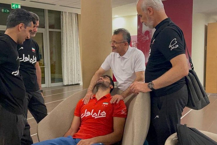 امیرحسین اسفندیار در هنگام ورود تیم ملی به هتل محل اقامت خود در شهر بولونیا از فشار عصبی و ناراحتی، دچار افت شدید فشار شد.