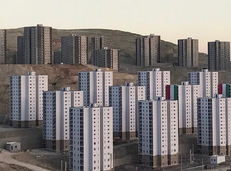 در روزهایی که قیمت مسکن بدون هیچ قاعده و قانونی قیمت‌های نجومی‌اش را به رخ مستاجران می‌کشد، پخش یک گزارش از تلویزیون همه قواعد را بهم ریخت.