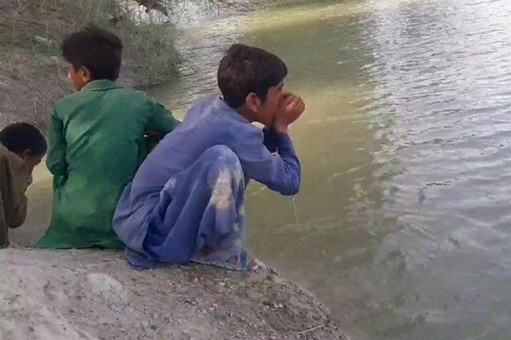 ‌روز حادثه، ساعت حوالی ۴ و ۳۰ دقیقه بعدازظهر بود که عبدا...، همراه چهار بچه قد و نیم‌قد مثل خودش برای بازی کردن کنار یکی از هوتک‌ها رفت. یکی از بچه‌ها کوچک‌تر از عبدا... و بقیه بزرگ‌تر از او بودند. مشغول بازی بودند که همبازی کم‌سن و سال پسرعمویم داخل هوتک افتاد.