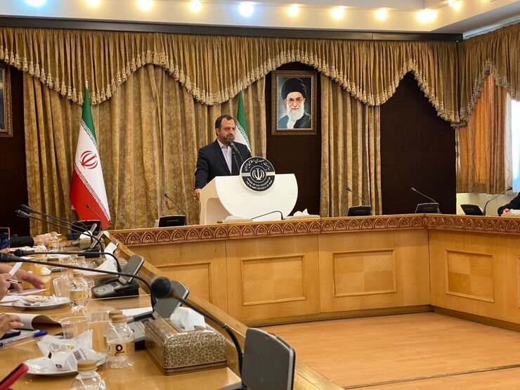 وزیر امور اقتصادی و دارایی با بیان اینکه برخی بانک‌ها مفر‌ها و گریزگاه‌هایی برای اخذ سود مازاد بر مصوبات شورای پول و اعتبار از تسهیلات گیرندگان یافته‌اند، از شناسایی و بسته‌شدن این روزنه‌ها تا یکماه آینده توسط این شورا خبر داد.
