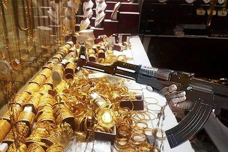 عصر دیروز فردی پس از پرتاب یک شیء آتش‌زا به داخل یکی از طلافروشی‌های قرچک و تیراندازی، طلا‌های موجود در ویترین را سرقت کرد، این فرد ۲۰ دقیقه بعد بازداشت شد.