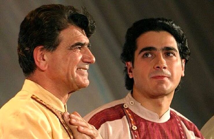 همایون شجریان که کنسرت‌هایش را این‌روزها در تالار وزارت کشور دنبال می‌کند؛ شب گذشته در میان برنامه، با دیدن تصویر پدرش روی نمایشگر سالن، برای او بوسه فرستاد.