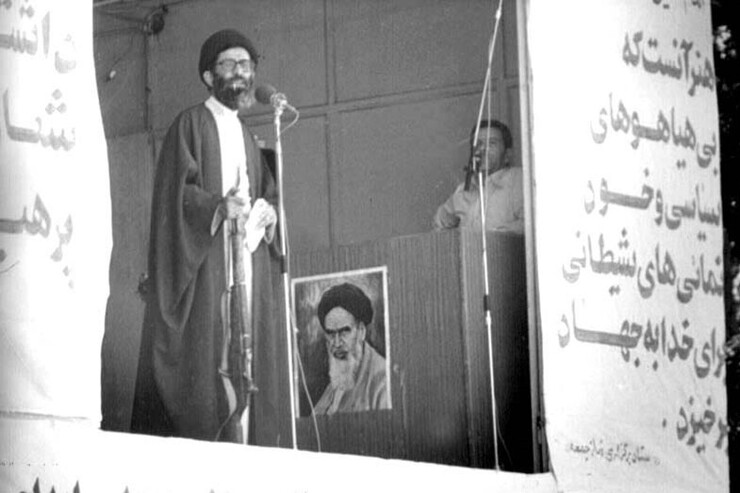 دکتر مجید محمودیان، روان شناس و مشاور، که در آن زمان ۱۰ سال بیشتر نداشت، یکی از حاضران در این جلسه بود. او به عنوان مکبر نماز در مسجد ابوذر فعالیت می‌کرد. روایت او از این حادثه، زوایای دیگری از حادثه ترور رهبر معظم انقلاب را برای ما روشن می‌کند. مشروح این گفتگو را در ادامه بخوانید.