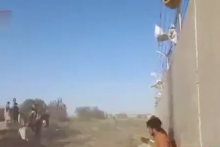 تصاویر منتشر شده در فضای مجازی از مرز میلک زابل، شیوه جدید قاچاق بنزین با بطری برای انتقال از بالای دیوار مرزی را نشان می‌دهد.