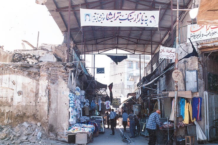 این بازار گویا از عهد صفوی تا سال‌۱۳۰۸ خورشیدی که «فلکه حضرت» را می‌سازند، به همین شکل دوتکه باقی می‌ماند، اما از این روزگار به بعد است که بین آن‌ها کاملا فاصله می‌افتد، به‌طوری‌که آن قسمت بازار که میان فلکه حضرت تا صحن عتیق و در مجاورت مسجد گوهرشاد باقی مانده بوده است، «بازار زنجیر» و بخش دیگر که بیرون از فلکه حضرت قرار می‌گیرد، «بازار سرشور» نام می‌گیرد.