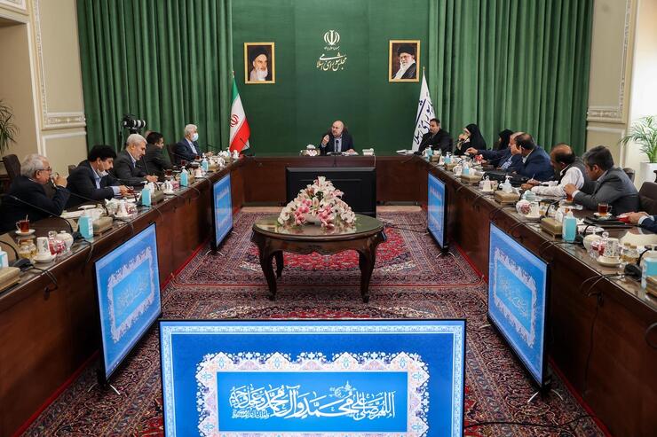 در نشست اعضای کمیسیون بهداشت و درمان با رئیس مجلس تاکید شد که دانشگاه‌های علوم پزشکی کشور ۱۴ هزار میلیارد بدهی دارند و ۵ هزار میلیارد طلب واکسن سازان هنوز پرداخت نشده و تعطیلی شرکت‌های دارویی مشکلی جدی است.