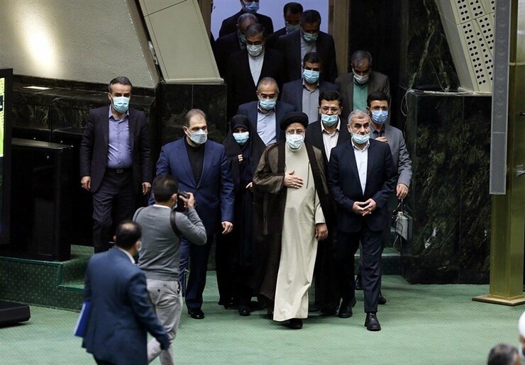 عضو هیئت رئیسه مجلس تذکر نمایندگان به رئیس جمهور درباره لزوم همسان سازی حقوق بازنشستگان و افزایش سالیانه حقوق کارکنان قراردادی به خصوص قرارداد موقت وزارت نفت را قرائت کرد.