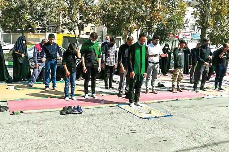 روایتی از شیدایی یک کارگر شهرداری برای اقامه نماز اول‌وقت در شهر امام رضا (ع) و سجاده‌هایی که در گرما و سرما پهن می‌شوند.