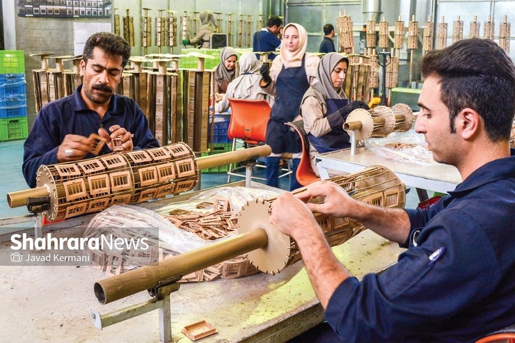 صنعتگران مشهدی که حتی در ابتدایی‌ترین مسائل ازجمله تامین زیرساخت‌هایی مانند زمین و انرژی با مشکلات بی‌شماری روبه‌رو هستند، با تلاش در رودخانه خروشان تولید به جلو حرکت می‌کنند.