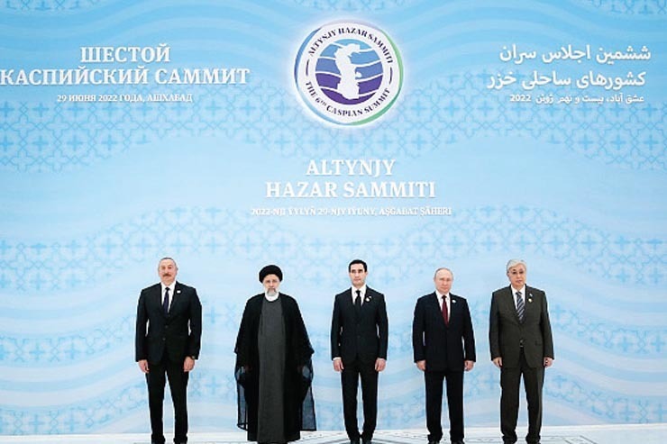 حقوق ایران در خزر، از مهم‌ترین محور‌های سفر رئیس دولت به ترکمنستان است. هیئت ایرانی در این سفر کوتاه راهبردی می‌کوشد ضمن حراست از منافع ملت، از فرصت این سفر برای بهبود تراز‌های تجاری با استفاده از ظرفیت‌های مغفول در آسیای میانه نیز بهره گیرد.
