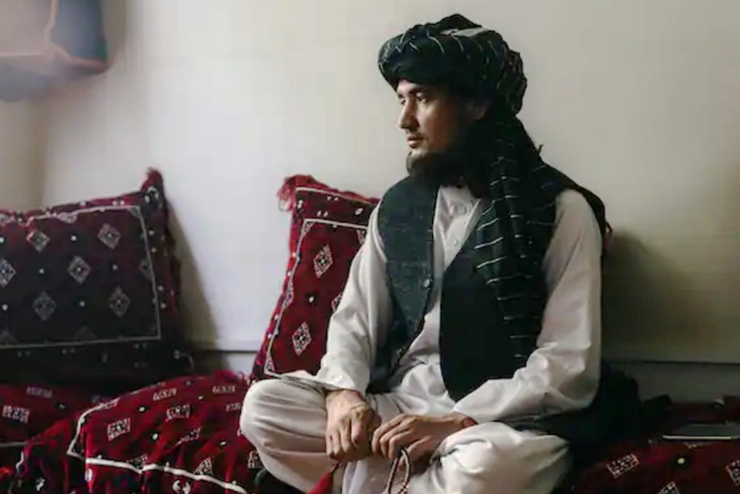 مولوی مهدی مجاهد از جمله فرماندهان هزاره طالبان و غیرپشتون است. پس از آنکه طالبان او را از استخبارات بامیان کنار گذاشتند به سرزمین پدری خود آمد و برعلیه طالبان به پا خواست.