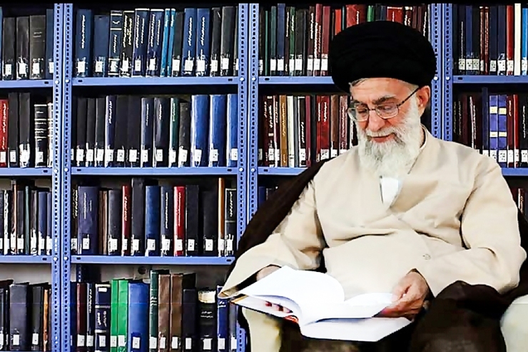 رهبر انقلاب را مهم‌ترین احیاگر و یا مروج شعر صائب در روزگار کنونی می‌دانند؛ در تمام بیانات و سخنرانی‌های ایشان شاعری درخشان‌تر و پرفروغ‌تر از صائب نمی‌یابیم تا جایی که این شاعر در نظرشان «پیامبر و ائمه شعر» است. در ادامه گزیده‌ای از نظرات رهبری درباره صائب تبریزی آمده است.