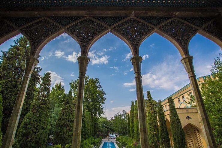 اگر اختلاف سر شهرت صائب با بیتی از خودش حل شود و یا به لطایفی او را «اصفهانیِ تبریزی» بنامیم، مبنای تعلقش به سبکی که بیشتر اساسی جغرافیایی دارد و کلا بدون پایه علمی است، باعث ملاحظات و بررسی‌های زبانی و شعری فراوانی شده است.