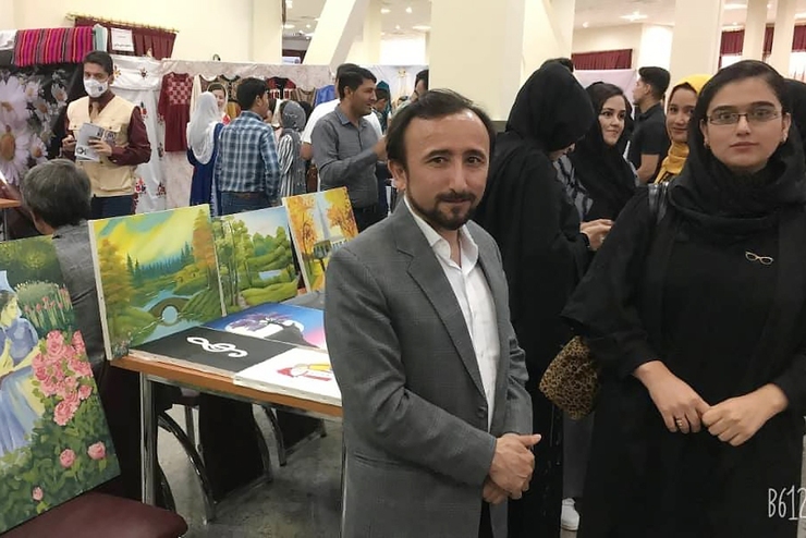 «یعقوب یسنا» نویسنده و پژوهشگر افغانستانی به نمایشگاه آثار صنایع دستی مهاجران افغانستانی که به مناسبت روز جهانی پناهنده در شهر یزد برگزار شد رفته و گزارشی از این نمایشگاه را تهیه کرده است.