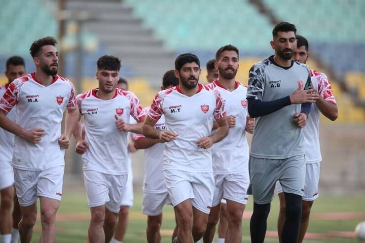 سرمربی پرسپولیس تکلیف بازیکن خارجی تیمش را مشخص کرد.