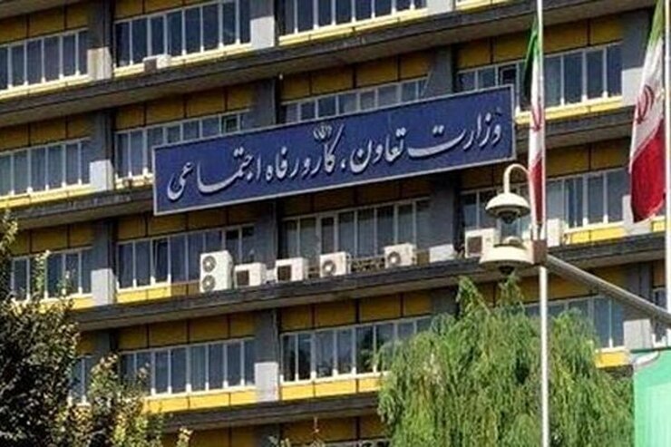  ۴ ماه و ۱۰ روز از شروع سال جدید گذشته و مهلت قانونی مجلس به دولت هم تمام شده، اما همچنان قانون افزایش ۳۸ درصدی حقوق بازنشستگان ابلاغ نشده است. خبر‌ها از توافق بر سر اجرای دقیق قانون حکایت دارد، اما وزارت کار اعلام کرده که هنوز تصمیمی نهایی نشده است.