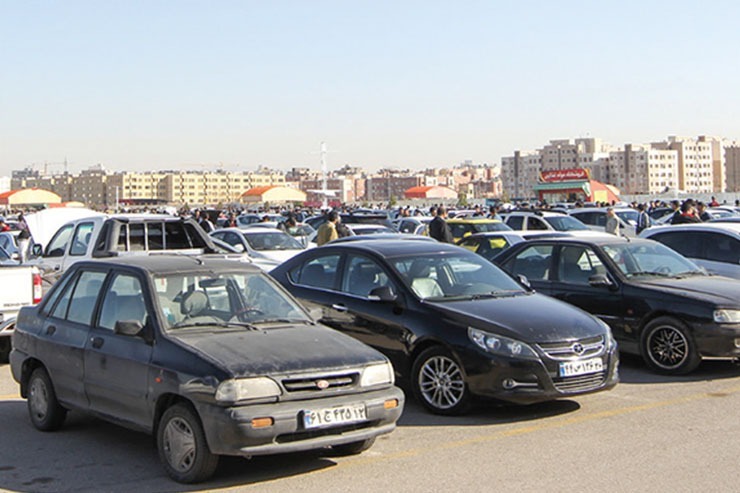 بازار خودرو در هفته اول مرداد در سراشیبی قیمتی قرار گرفت، اما هنوز خریداران ترجیح می‌دهند برای خرید خودرو دست نگه دارند.