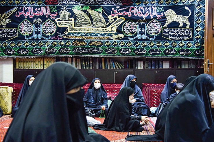 گفتگو با منور شایسته خو، مدیر مؤسسه علمی تحقیقی مکتب نرجس درباره آثار و برکات روضه‌های خانگی با محور خانواده.