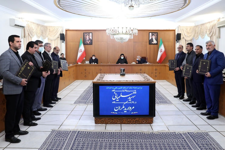 اسناد تفاهم‌نامه مشارکت و تامین مالی احداث پتروپالایشگاه ۳۰۰ هزار بشکه‌ای شهید سلیمانی در بندرعباس و پالایشگاه ۳۰۰ هزار بشکه‌ای مروارید مکران در جاسک، با حضور رئیس‌جمهور امضا شد.