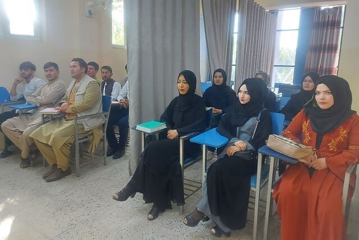 مقامات دانشگاهی افغانستان و یکی از سخنگویان طالبان می‌گویند، ممنوعیت تحصیل دختران در مقطع دبیرستان، به معنای ممنوعیت تحصیل زنان افغان در دانشگاه خواهد بود.