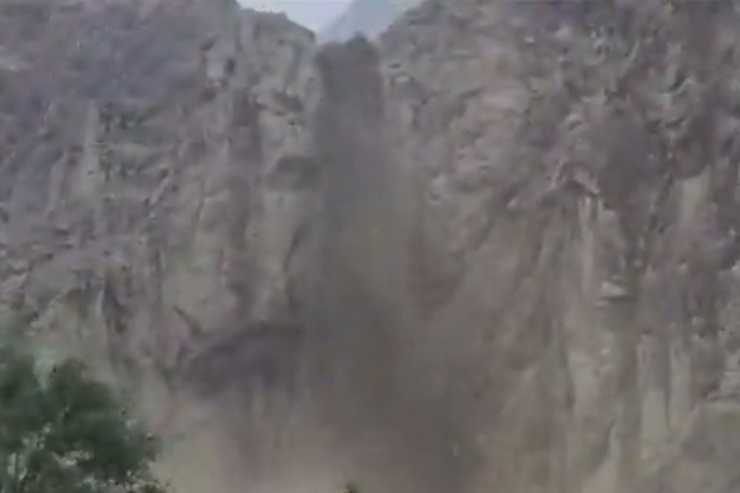 دقایقی پیش بارش باران در روستای مزداران آغاز شده و بار دیگر این روستا را درگیر سیل کرد. از روز چهارشنبه هفته گذشته بیش از چهار بار در این منطقه سیلاب باعث مسدود شدن راه‌های روستایی شده است که با تلاش نیروهای امدادی و گروه های جهادی هر بار بازگشایی شده و امدادرسانی کماکان ادامه دارد.