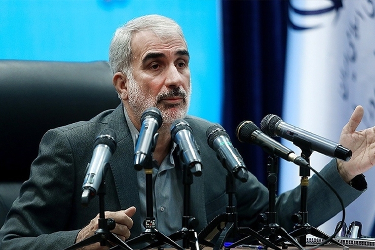 یوسف نوری وزیر آموزش و پرورش به دلیل گرمای شدید هوا در حین سخنرانی در مراسم خاکسپاری عادل آذر از هوش رفت.