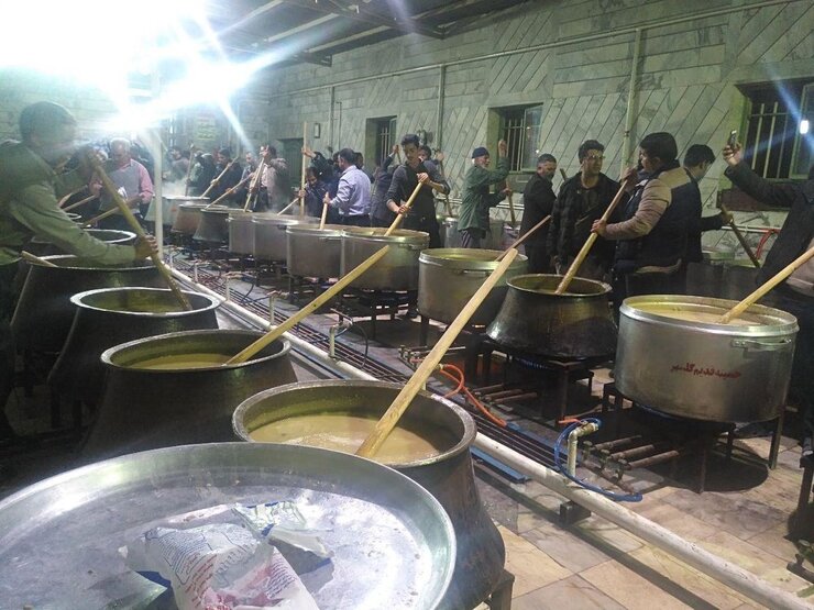 در روزگار معاصر دو غذاست که  اغلب در آیین‌های سوگواری طبخ می‌شود و به تبع همین، در فرهنگ غذایی منطقه جا گرفته است؛ «هلیم» یکی از همان غذاهاست که  از  گندم و بلغور به همراه گوشت فراهم می‌آید و  مثلا در نیشابور، یکی از غذا‌های پرطرف دار است ..