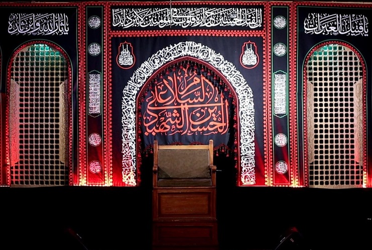 سال ۸۳ با ۱۰ نفر از نوجوان در زمینی کمتر از ۱۰ متر در مشهد، تکیه‌ای کوچک را راه اندازی کردند و پس از آن روضه‌های خانگی را شروع کردند شاید حتی فکرش هم نمی‌کردند این تکیه کوچک روزی جمعیت هزار نفری از عزاداران حسینی را به دور خود جمع کند.