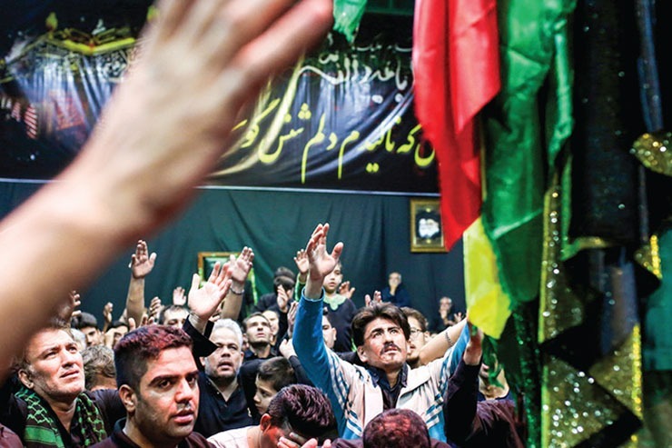 اقوام و ملیت‌های غیر ایرانی ساکن مشهد نیز به رسم و سنت خود به عزاداری امام حسین (ع) می‌پردازند.