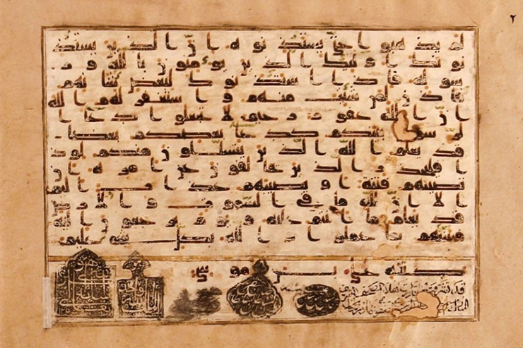 سبک حجازی و کوفی، نخستین خطوطی هستند که برای نگارش قرآن به کار رفته اند. پس از سبک حجازی، رشد و تکامل خط عربی ازطریق خط کوفی صورت پذیرفت. خط کوفی به لحاظ شکل ظاهری به دو شیوه کلی ساده و تزیینی مرسوم بوده است. کوفی ساده، خالص و خالی از تزیین است و کوفی تزیینی، شیوه‌ای است که عناصر تزیینی را دربردارد.