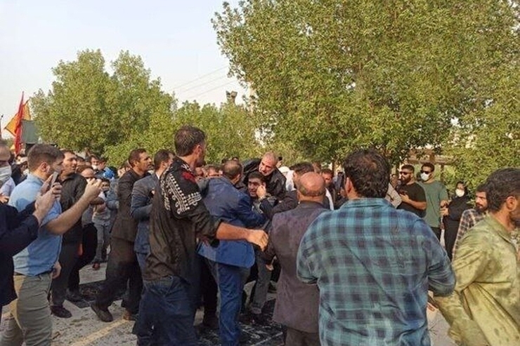 یوسف نوری، وزیر آموزش و پرورش ظهر دوشنبه در حین سخنرانی در مراسم خاکسپاری عادل آذر در دهلران به علت گرمای بیش از حد هوا از هوش رفت.