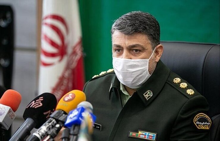 رئیس پلیس پیشگیری پایتخت حقیقت ماجرای ایستادن یک زن روی خودروی پلیس را تشریح کرد.
