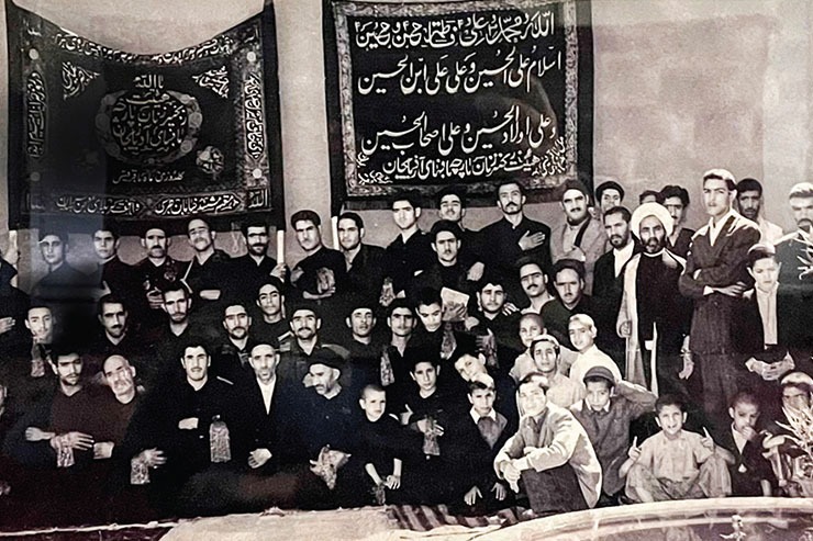 یک عکس قدیمی روی دیوار خانه پدری که هنوز رنگ درهاوپنجره‌ها و صفایش را از آسمان مشهد وام دارد، قدیمی‌ترین نشان از تاریخ یک هیئت قدیمی در مشهد است؛ هیئت آذربایجانی‌های مقیم ارض اقدس که از قدیم الایام، شور و سوز عزاداری‌شان زبانزد بوده و ورای همه هیئت‌های دیگرشهر که هر سال دسته دسته سمت خراسان می‌آیند.