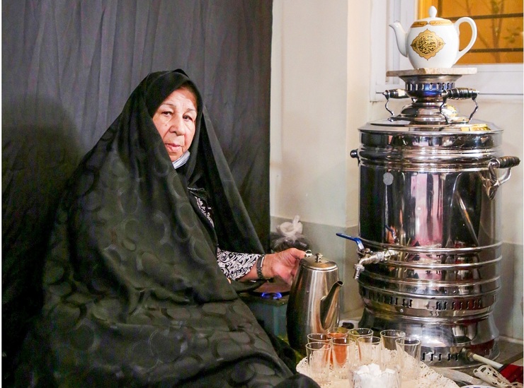 این محفل به دست خانواده ساداتی اداره می‌شود که طبق شجره‌نامه‌شان سی‌ویکمین نسل امام‌رضا (ع) هستند و اکنون بیش از ۲۵۰ سال است که این روضه محفلی است برای بانوان. جالب است که هر کسی در این حسینیه آمده، یک گوشه از زندگی‌اش را مدیون حاجتی است که به واسطه اهل‌بیت (ع) گرفته است.