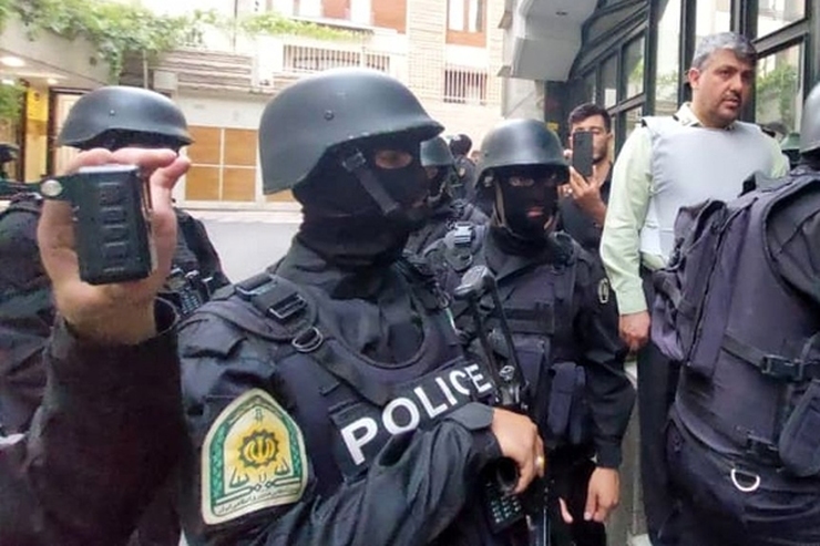 زوج جوان و تحصیلکرده، اسلحه‌ای تهیه کردند و وارد ساختمانی در خیابان آجودانیه شدند. آنها ادعا کرده‌اند قصد داشتند پس از گروگانگیری افراد ثروتمند، اموالشان را تصاحب کنند و در اختیار نیازمندان قرار بدهند اما این گروگانگیری مسلحانه در کمتر از ۳ساعت با دخالت پلیس و دستگیری متهمان پایان یافت.