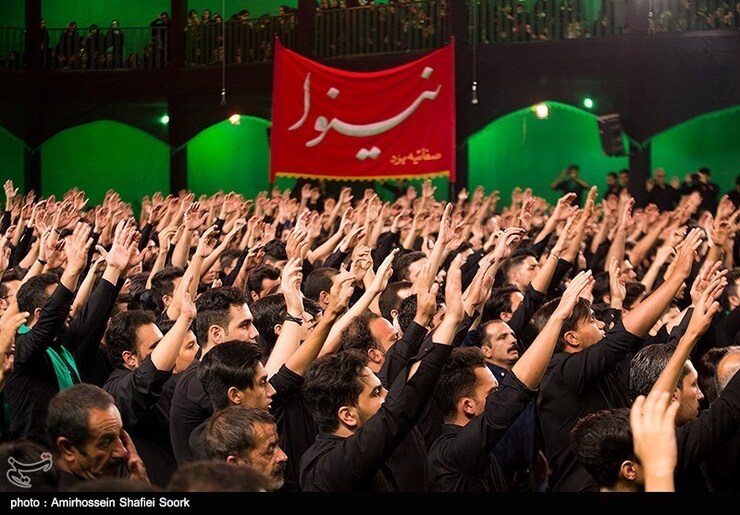 مداحی مصطفی راغب خواننده پاپ در مراسم عزاداری شب ششم محرم ۱۴۰۱ در یزد.
