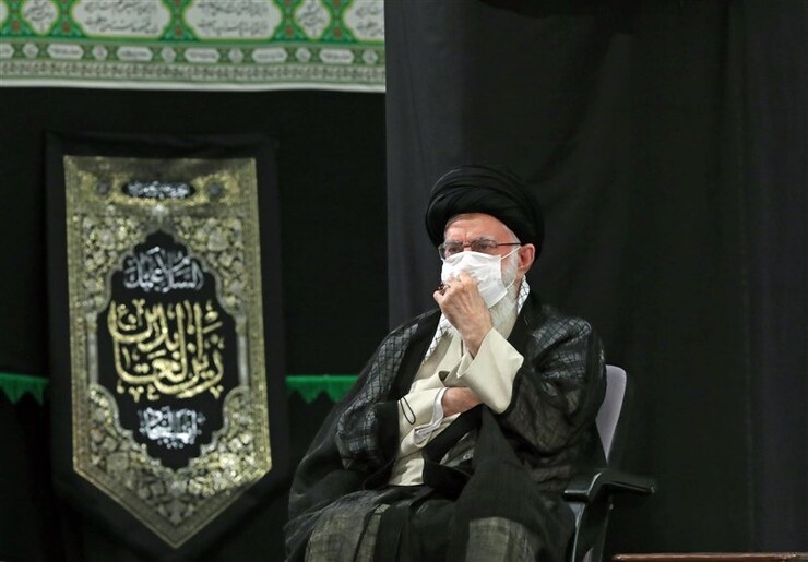 اولین شب مراسم عزاداری حضرت اباعبدالله الحسین علیه‌السلام در حسینیه امام خمینی(ره) با حضور رهبر انقلاب اسلامی برگزار شد.
