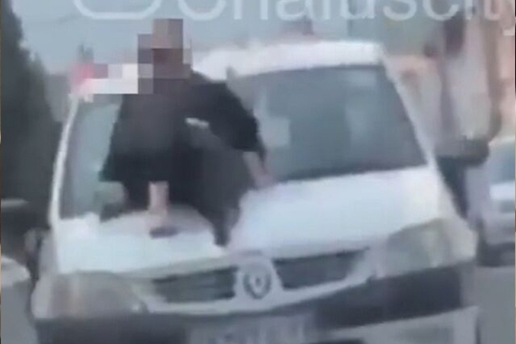 فرمانده نیروی انتظامی چالوس گفت : خودرویی که در یک حرکت نمایشی بانویی روی کاپوت آن در حال گذر در یکی از خیابان های این شهر نشسته بود، توقیف می شود.